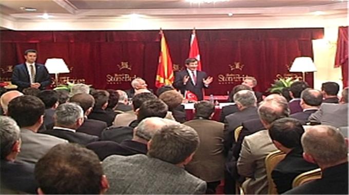 Davutoğlu, Üsküp’te soydaşlarla buluştu