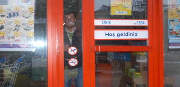 Market çalışanları müşteriyi içeride unuttu