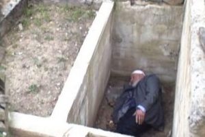 Ölmeden mezara girdi