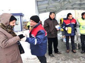 Metrobüs duraklarında çorba ikramı