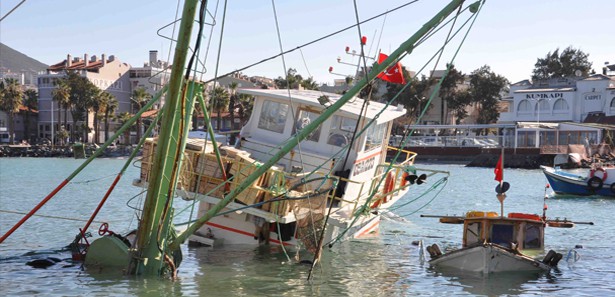 Kuşadası'nda iki balıkçı teknesi battı