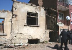 Tehlike oluşturan binalar yıkıldı