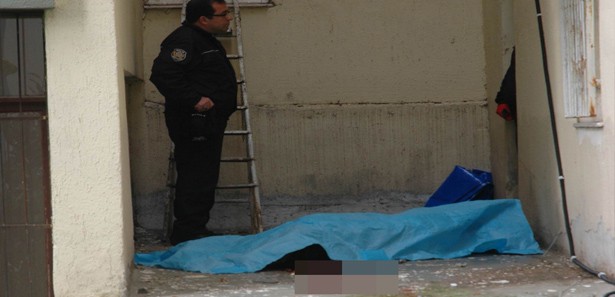 Camdan dışarıyı seyrederken 9.kattan düştü