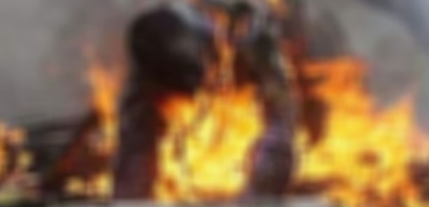 Kur'an'a hakaret eden polisi diri diri yaktılar!