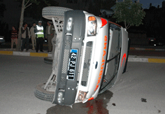 Otomobile çarpan ambulans devrildi