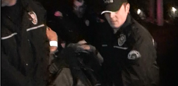 Bursa'da otomobil metro istasyonuna daldı!