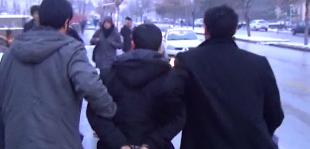 Ayakkabısını çıkardı ama kaçamadı