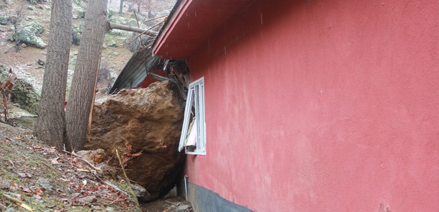 Dağdan yuvarlanan kaya okula düştü