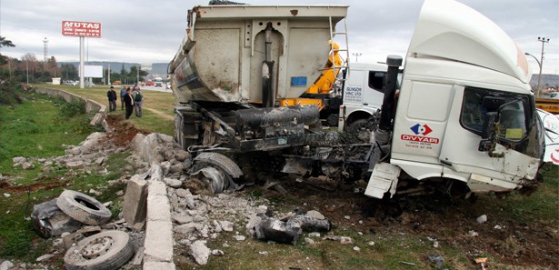 Kamyonla minibüs çarpıştı: 12 yaralı