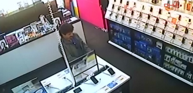 Önce kameraya sonra polise yakalandı