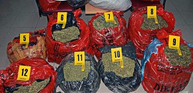 Tıbbi poşetlerden esrar çıktı