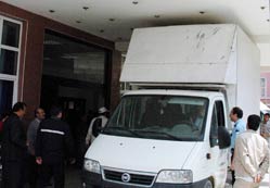 Acil servise kamyonet sıkıştı
