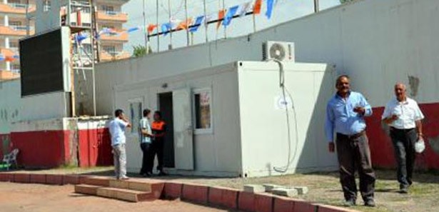 Deprem konteynerleri otobüs durağı oldu