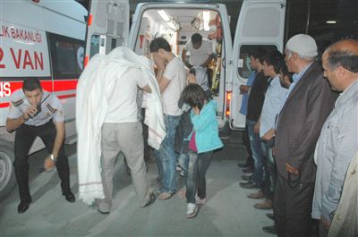 Van'da minibüs şarampole devrildi: 18 yaralı
