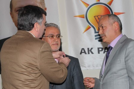HAS Partililer AK Parti rozeti taktı