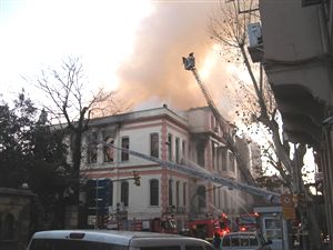 Tarihi binada yangın kontrol altında