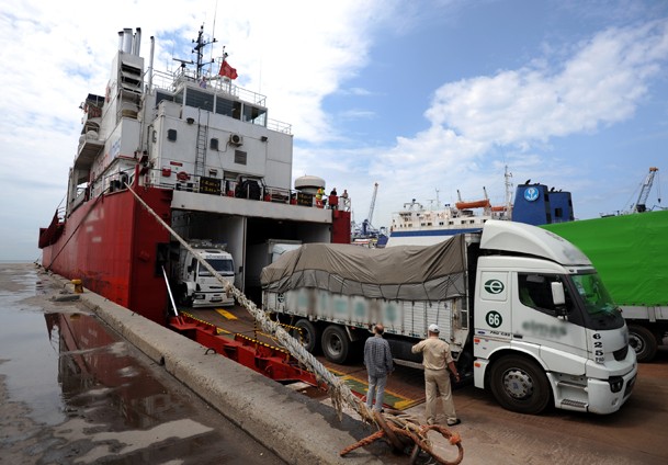 Nakliyeci Suriye'yi denizden aştı