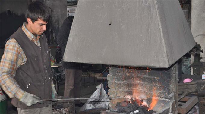 Demire şekil veren eller