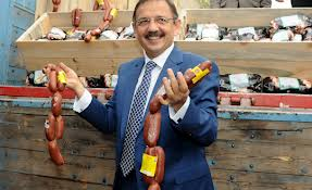 Öğrencilere sucuk dağıttı