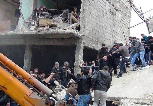 Esed güçleri fırın bombaladı: 15 ölü