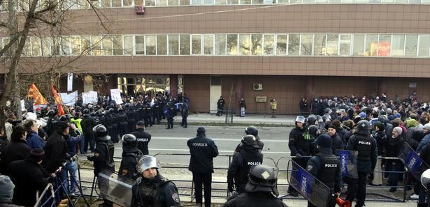 Makedonya Parlamentosu karıştı