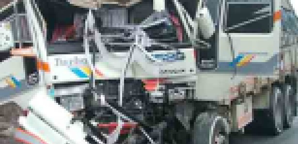 Otomobil kamyonun altına girdi: 2 ölü