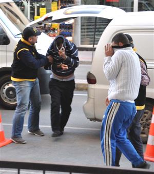 2 kız arkadaşa iğrenç tuzak