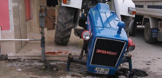 Arkadaşını traktörle kovalayarak ezdi