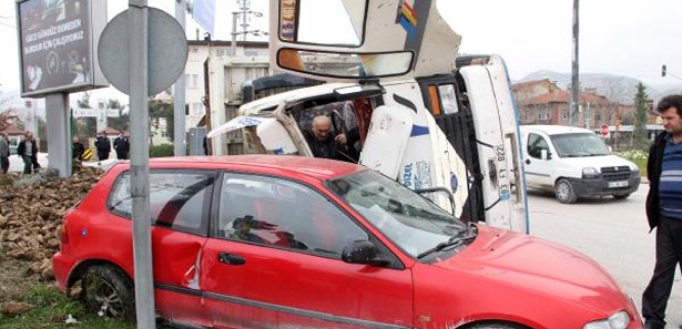 Pancar yüklü kamyon dehşet saçtı