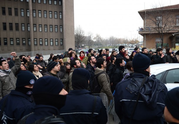 Bir grup öğrenci, YÖK'ü protesto ediyor