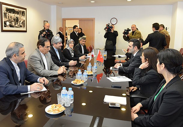 Mehmanparast onuruna yemek