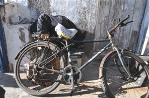 Bisikletinin üzerinde öldü