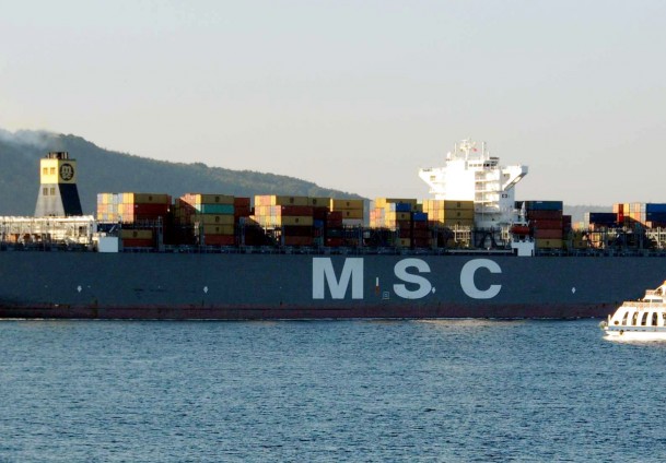 Dev gemi Çanakkale Boğazı'nı kapattı