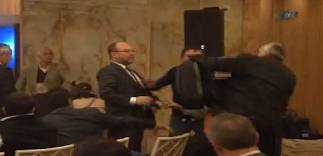 Ödül gecesinde gazeteciler birbirine girdi VİDEO