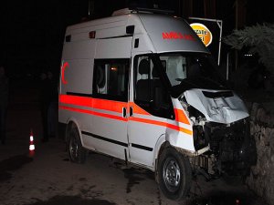 Askeri ambulansla minibüs çarpıştı: 14 yaralı