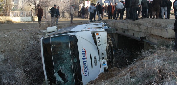 İşçi minibüsü dereye uçtu: 5 yaralı