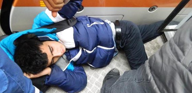Liseli gencin ayağı tramvaya sıkıştı