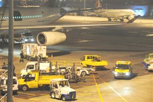 THY uçağına nakil aracı çarptı