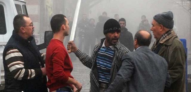 Tezgahına el konulunca bıçakla saldırdı