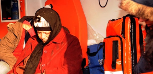 Donmak üzere olan 2 köylüyü jandarma kurtardı