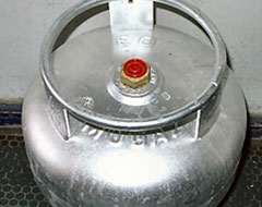 Kamyonette piknik tüpüyle ısınmak isteyince