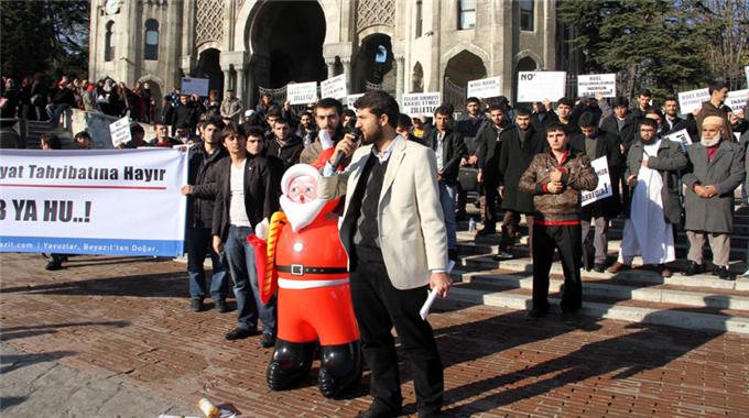 Beyazıt'ta 'Noel Baba' protestosu