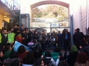 Öğrenciler rektörü hapsetti