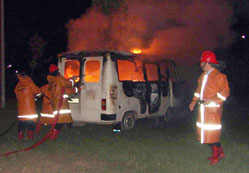 Minibüs alev alev yandı