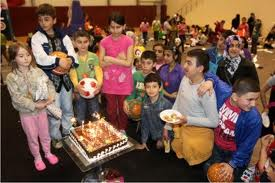 Yetimlere sürpriz doğum günü partisi