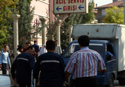 Hastanede ambulans bekledi