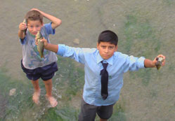 Çocuklar elleriyle balık avladı