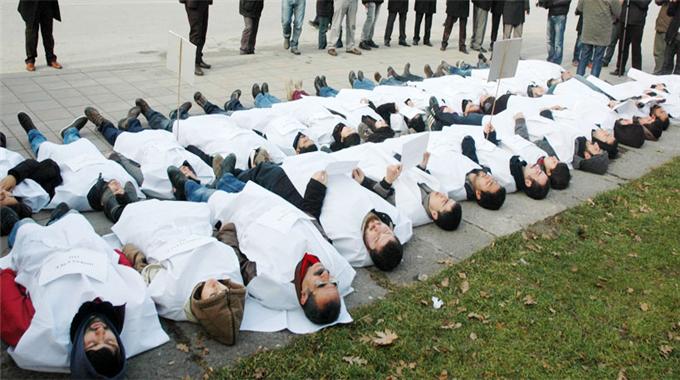 Meclis önünde kefenli eylem