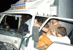 Kırmızı ışıkta geçti tramvaya çarptı