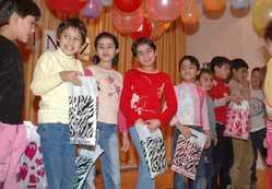 Yuvadaki yaşıtlarını sevindirdiler